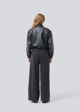 Bomber jacket with a worn look in 100% leather. Opeyamd jacket has a collar and two front pockets with button closure. The model is 175 cm and wears a size s/36.