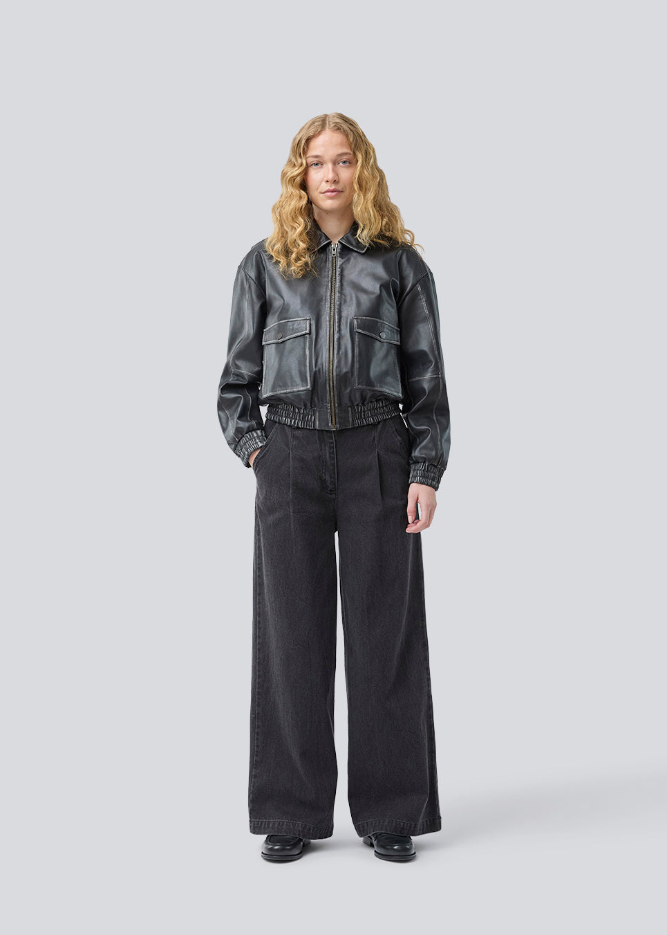 Bomber jacket with a worn look in 100% leather. Opeyamd jacket has a collar and two front pockets with button closure. The model is 175 cm and wears a size s/36.