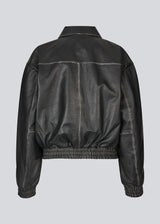 Bomber jacket with a worn look in 100% leather. Opeyamd jacket has a collar and two front pockets with button closure. The model is 175 cm and wears a size s/36.