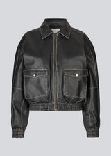 Bomber jacket with a worn look in 100% leather. Opeyamd jacket has a collar and two front pockets with button closure. The model is 175 cm and wears a size s/36.