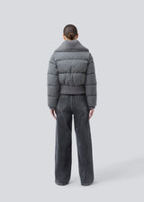 Short puffer jacket with a wide rib collar. Orzalamd jacket has a zipper closure and buttons in front and two front pockets. The model is 175 cm and wears a size s/36.