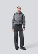 Short puffer jacket with a wide rib collar. Orzalamd jacket has a zipper closure and buttons in front and two front pockets. The model is 175 cm and wears a size s/36.