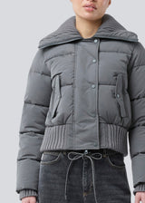 Short puffer jacket with a wide rib collar. Orzalamd jacket has a zipper closure and buttons in front and two front pockets. The model is 175 cm and wears a size s/36.