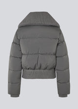 Short puffer jacket with a wide rib collar. Orzalamd jacket has a zipper closure and buttons in front and two front pockets. The model is 175 cm and wears a size s/36.