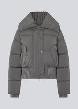 Short puffer jacket with a wide rib collar. Orzalamd jacket has a zipper closure and buttons in front and two front pockets. The model is 175 cm and wears a size s/36.