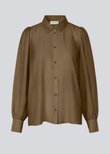 Classic shirt in the color Breen in a light and airy material. Oskar shirt has a relaxed fit with voluminous balloon sleeves finished with a wide cuff. The shirt is a bit sheer for an ultra-feminine expression.