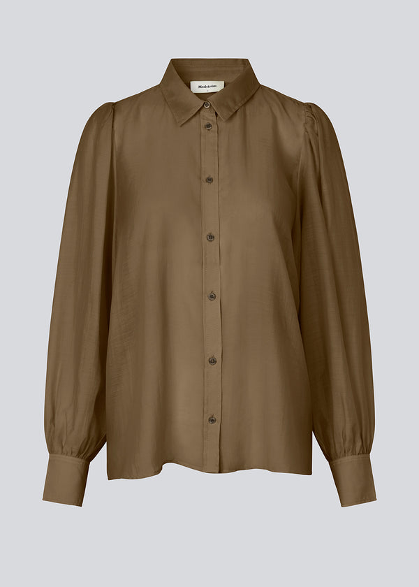 Classic shirt in the color Breen in a light and airy material. Oskar shirt has a relaxed fit with voluminous balloon sleeves finished with a wide cuff. The shirt is a bit sheer for an ultra-feminine expression.