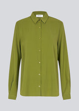 Our classic OssaMD shirt in green has a loose and relaxed silhouette. Ossa shirt has a small collar, slim cuff and buttons in a matching colour for a sleek design. 