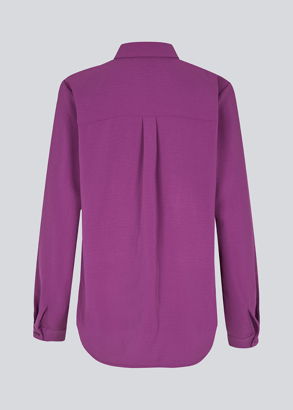 Classic shirt in a purple color with a loose and relaxed silhouette. Ossa shirt has a small collar, slim cuff and buttons in a matching colour for a sleek design. 