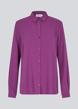 Classic shirt in a purple color with a loose and relaxed silhouette. Ossa shirt has a small collar, slim cuff and buttons in a matching colour for a sleek design. 