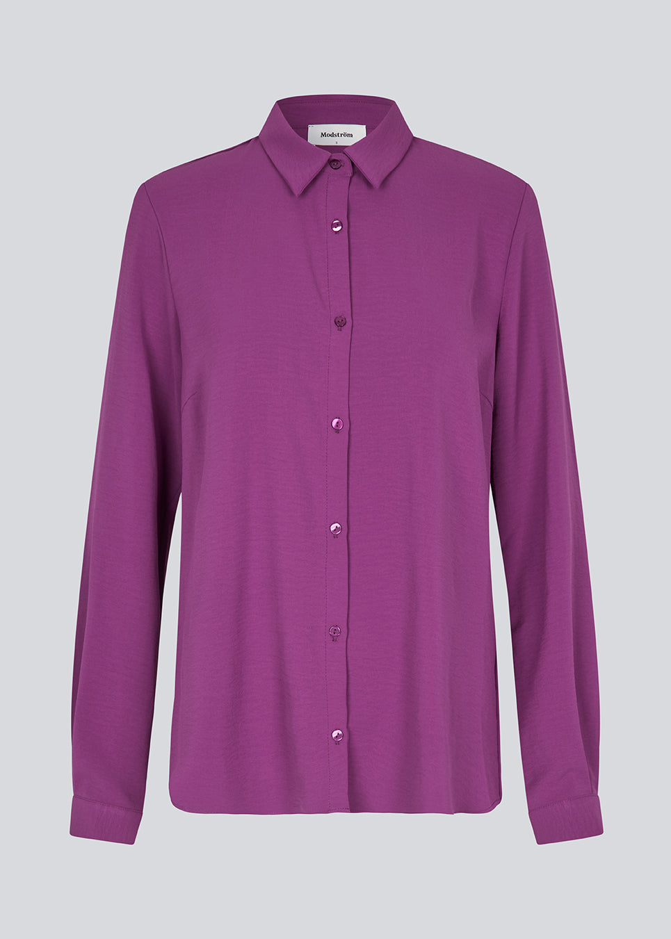Classic shirt in a purple color with a loose and relaxed silhouette. Ossa shirt has a small collar, slim cuff and buttons in a matching colour for a sleek design. 