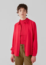 Classic shirt in pink in a loose and relaxed silhouette. Ossa shirt has a small collar, slim cuff and buttons in a matching colour for a sleek design. The model is 173 cm and wears a size S/36