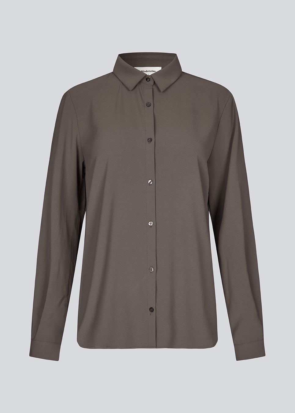 Our classic OssaMD shirt in brown has a loose and relaxed silhouette. Ossa shirt has a small collar, slim cuff and buttons in a matching colour for a sleek design. 