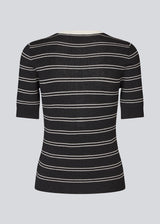 Short-sleeved polo in shimmery knit in the color Black Stripe. Pacifico SS polo has a tight fit and a placket with 5 buttons. The model is 175 cm and wears a size s/36.