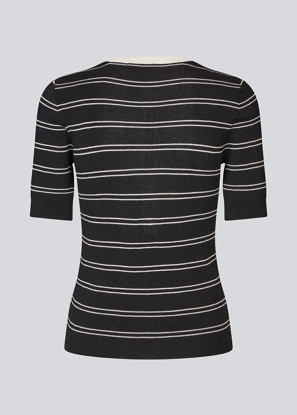 Short-sleeved polo in shimmery knit in the color Black Stripe. Pacifico SS polo has a tight fit and a placket with 5 buttons. The model is 175 cm and wears a size s/36.