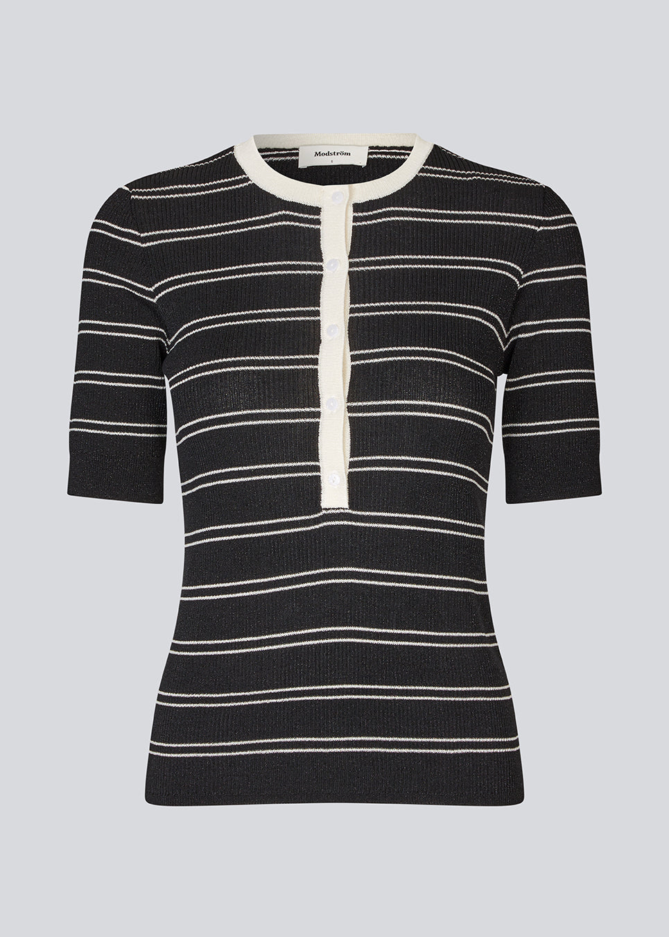 Short-sleeved polo in shimmery knit in the color Black Stripe. Pacifico SS polo has a tight fit and a placket with 5 buttons. The model is 175 cm and wears a size s/36.