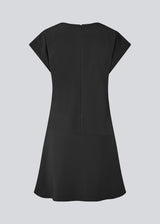 Short-sleeved dress with ruffled details. Pandymd dress has a loose fit with volume in the skirt.