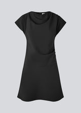 Short-sleeved dress with ruffled details. Pandymd dress has a loose fit with volume in the skirt.