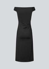 Long off-shoulder dress in elastic recycled material. Parissamd dress is fitted and has ruffle details at the sides. The model is 175 cm and wears a size S/36.