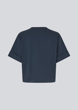 Fitted t-shirt in navy with short sleeves. Patayamd t-shirt has a round neck and ruffes in the sideseam.
Material:
100% Organic Cotton