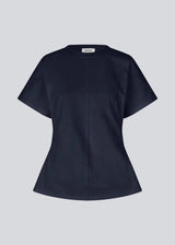 Fitted T-shirt in navy with short sleeves. Patayamd t-shirt has a round neck and ruffles in the side seam.
Material:
100% Organic Cotton