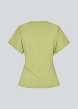 Fitted T-shirt i green with short sleeves. Patayamd t-shirt has a round neck and ruffles in the side seam. The model is 175 cm and wears a size s/36.
Material:
100% Organic Cotton