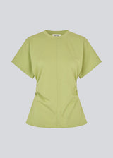 Fitted T-shirt i green with short sleeves. Patayamd t-shirt has a round neck and ruffles in the side seam. The model is 175 cm and wears a size s/36.
Material:
100% Organic Cotton