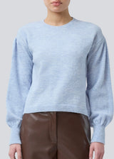 Light blue soft knit with loose sleeves. Patrickmd O-neck has a round neckline and ribbed hem. The model is 175 cm and wears a size s/36.