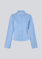 Classic fitted shirt in a cotton mix. Pattimd shirt has a collar, button closure in front, and long wide sleeves. The model is 175 cm and wears a size S/36.
