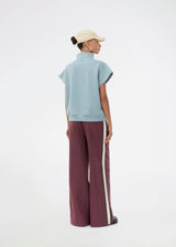 Short-sleeved sweatshirt in blue with a sporty twist. The PaulaMD SS T-neck features a high collar with a zipper, allowing you to choose between a cool high-neck look or a more open, relaxed style. Details such as the chest logo and ribbed hem add a clean, modern touch.