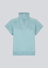 Short-sleeved sweatshirt in blue with a sporty twist. The PaulaMD SS T-neck features a high collar with a zipper, allowing you to choose between a cool high-neck look or a more open, relaxed style. Details such as the chest logo and ribbed hem add a clean, modern touch.