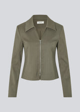 Fitted blazer with a zipper closure. Pedromd blazer has long sleeves, a V-neckline, and a shirt collar. The model is 175 cm and wears a size S/36.