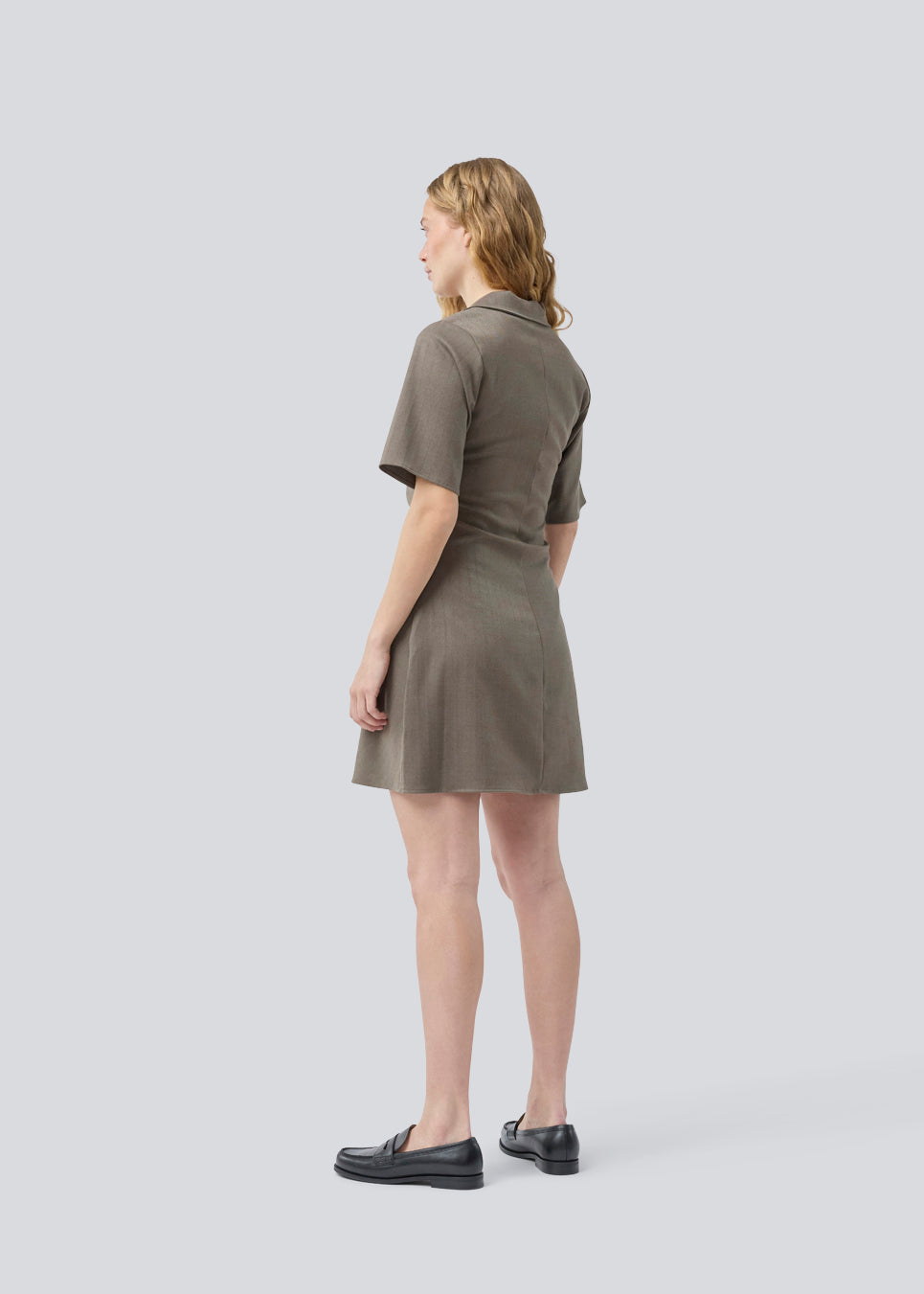 Fitted dress with short sleeves and gathering detail. Pedromd dress has a V-neckline and an invisible front zipper. The model is 175 cm and wears a size S/36.