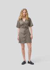 Fitted dress with short sleeves and gathering detail. Pedromd dress has a V-neckline and an invisible front zipper. The model is 175 cm and wears a size S/36.