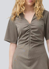 Fitted dress with short sleeves and gathering detail. Pedromd dress has a V-neckline and an invisible front zipper. The model is 175 cm and wears a size S/36.