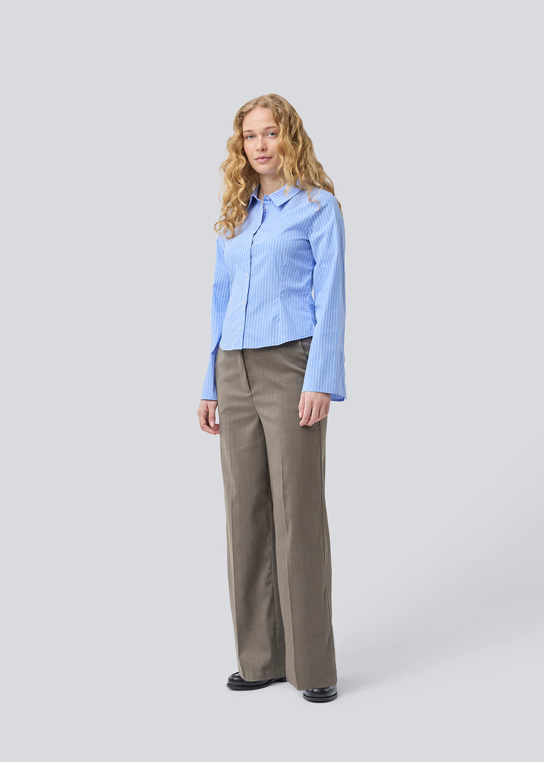 Pants with press folds, wide legs, and a tieband.  Pedromd pants have an elastic waist and side pockets. The model is 175 cm and wears a size S/36.