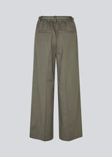 Pants with press folds, wide legs, and a tieband.  Pedromd pants have an elastic waist and side pockets. The model is 175 cm and wears a size S/36.