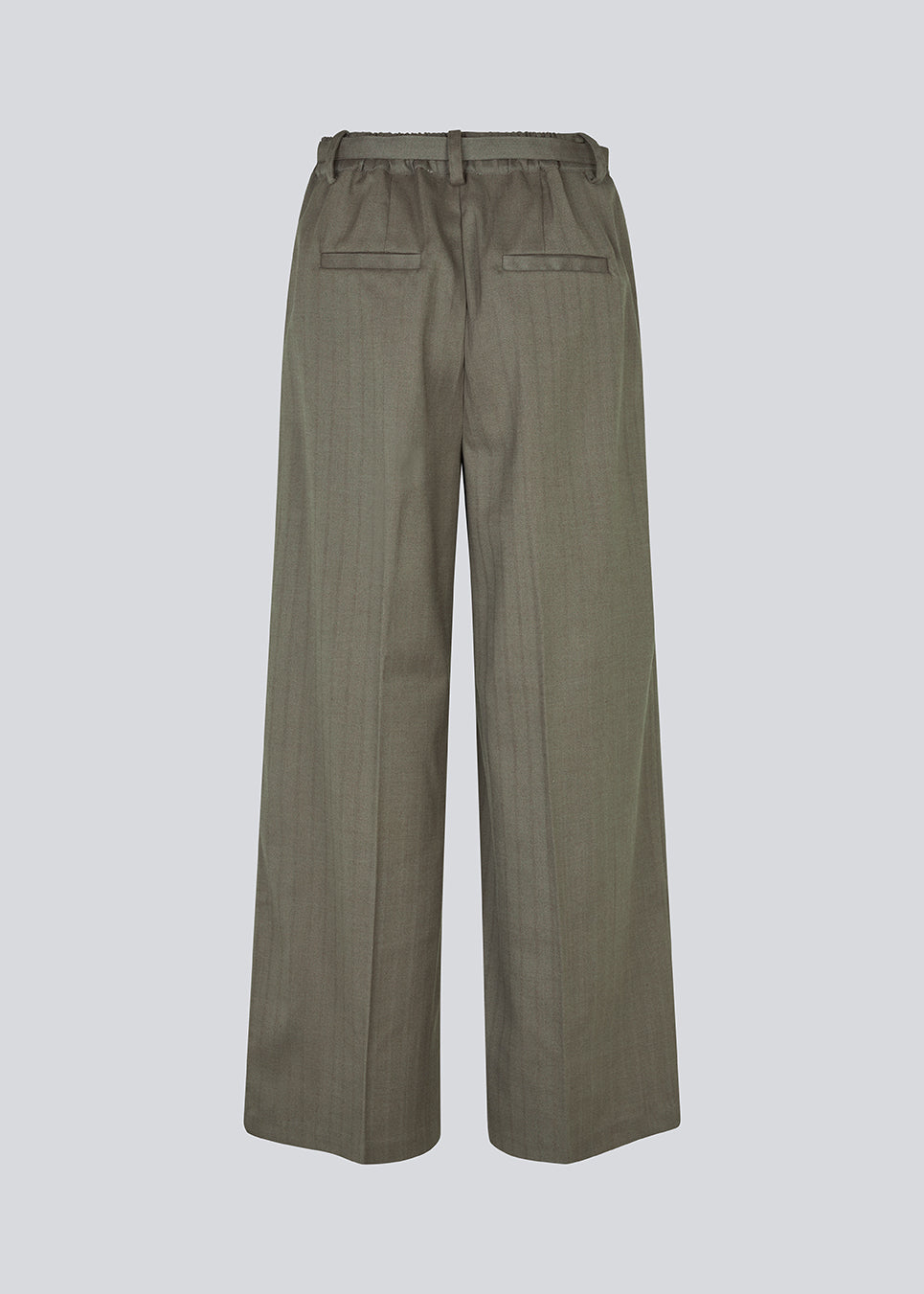 Pants with press folds, wide legs, and a tieband.  Pedromd pants have an elastic waist and side pockets. The model is 175 cm and wears a size S/36.