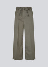Pants with press folds, wide legs, and a tieband.  Pedromd pants have an elastic waist and side pockets. The model is 175 cm and wears a size S/36.
