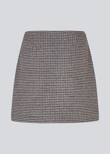 Short wool-blend skirt. Pektinmd skirt has a lining and an invisible side zipper. Josefine Vigt is 165 cm and wears a size small. The model is 175 cm and wears a size s/36.