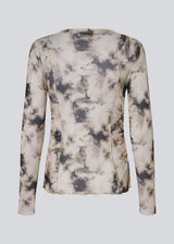 Long-sleeve top in a transparent material. Petrinamd print top is fitted and has a gathering detail at the side. The model is 175 cm and wears a size S/36.
