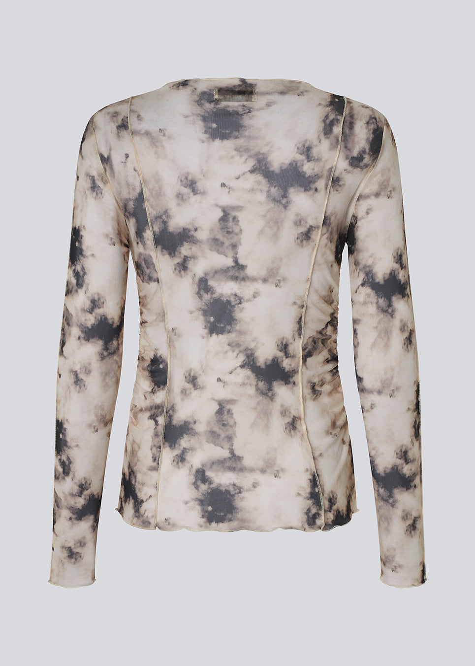 Long-sleeve top in a transparent material. Petrinamd print top is fitted and has a gathering detail at the side. The model is 175 cm and wears a size S/36.