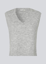 Soft knitted vest with a V-neckline. Petronellamd vest is fitted and has slits at the sides. The model is 175 cm and wears a size S/36.