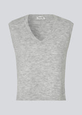 Soft knitted vest with a V-neckline. Petronellamd vest is fitted and has slits at the sides. The model is 175 cm and wears a size S/36.