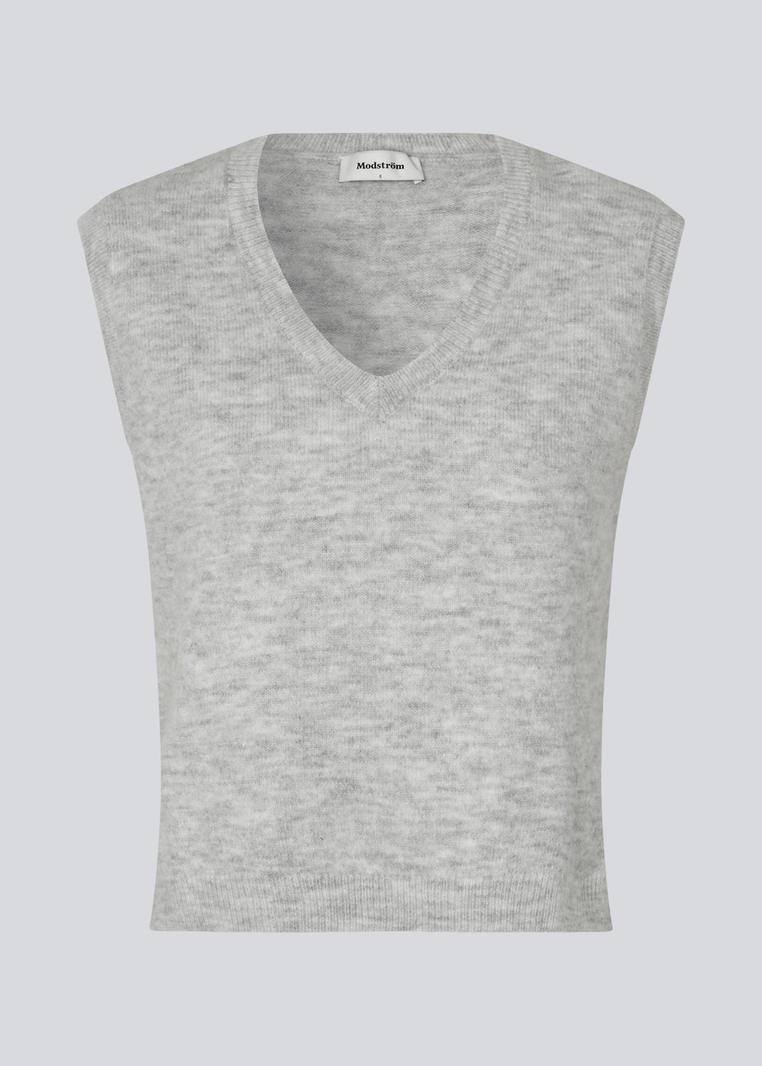 Soft knitted vest with a V-neckline. Petronellamd vest is fitted and has slits at the sides. The model is 175 cm and wears a size S/36.