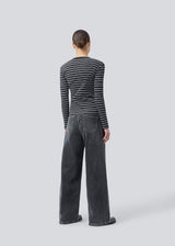Tight-fitting T-shirt in ribbed jersey. Pilmd LS stripe T-shirt has long sleeves and is made of 100% organic cotton. The model is 175 cm and wears a size S/36.