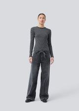 Tight-fitting T-shirt in ribbed jersey. Pilmd LS stripe T-shirt has long sleeves and is made of 100% organic cotton. The model is 175 cm and wears a size S/36.