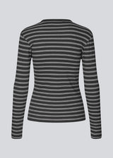 Tight-fitting T-shirt in ribbed jersey. Pilmd LS stripe T-shirt has long sleeves and is made of 100% organic cotton. The model is 175 cm and wears a size S/36.