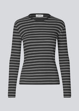 Tight-fitting T-shirt in ribbed jersey. Pilmd LS stripe T-shirt has long sleeves and is made of 100% organic cotton. The model is 175 cm and wears a size S/36.