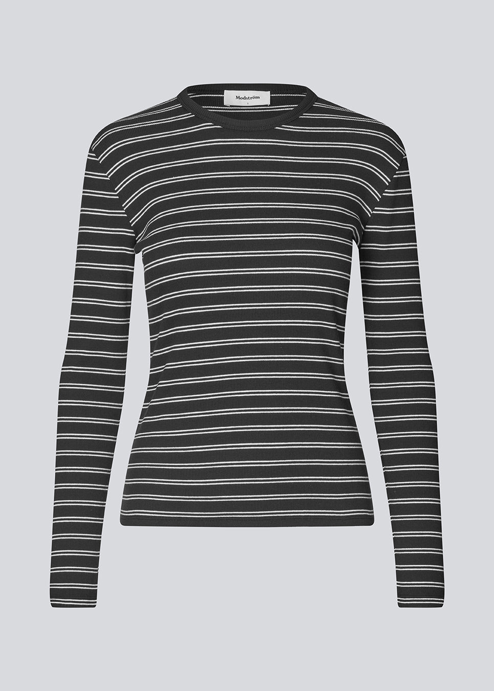 Tight-fitting T-shirt in ribbed jersey. Pilmd LS stripe T-shirt has long sleeves and is made of 100% organic cotton. The model is 175 cm and wears a size S/36.